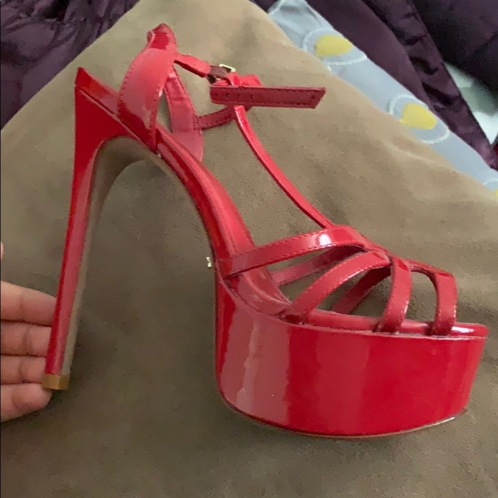I can’t walk with heel shoes:(